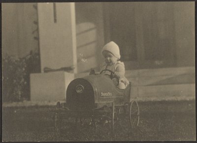 [Jong kind in Super Six auto]. door Louis Fleckenstein