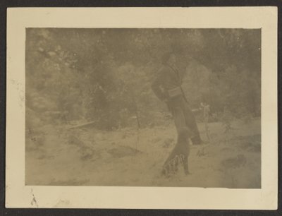 [Jonge man met hond in het veld]. door Louis Fleckenstein
