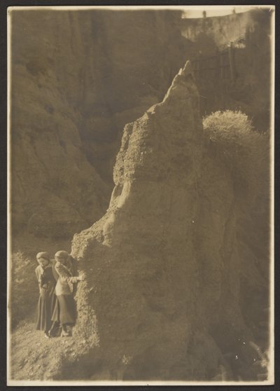 [Jonge vrouwen in het rotsachtige ravijn]. door Louis Fleckenstein