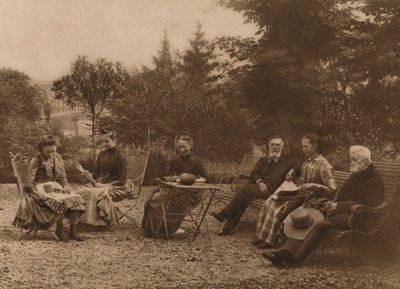 Een groep mannen en vrouwen zittend aan een tafel, 1937 door Louis Guichard