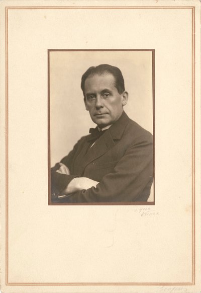 Walter Gropius 1883-1969, begin jaren 1920 door Louis Held