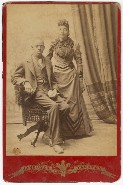 Foto van Afro-Amerikaanse man en vrouw in formele kleding door Louis Janousek