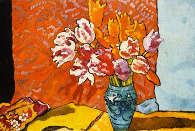 Blauwe vaas, tulpen en draperie door Louis Valtat