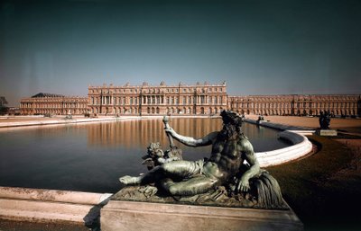 Zicht op de gevel en fonteinen van het park van het kasteel van Versailles. Gecreëerd door architecten Louis Le Vau (1612-1670) en Jules Hardouin Mansart (1646-1708) 1668-1684 Kastelen van Versailles en Trianon, Versailles door Louis and Mansart Jules H.  Le Vau