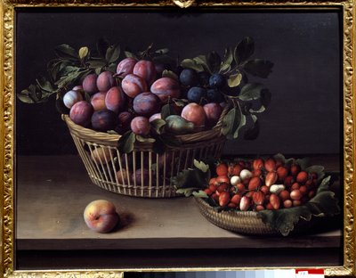 Een perzik, aardbeien en een mand met fruit door Louise Moillon