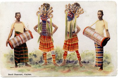 Duivelsdansers, Ceylon, ca. 1900-20 (handgekleurde foto) door Ltd. Ceylon Plâté