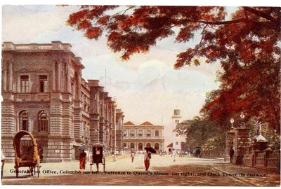 Hoofdpostkantoor, Colombo (links), ingang van Queens House (rechts) en klokkentoren (in de verte), ca. 1900-20 (handgekleurde foto) door Ltd. Ceylon Plâté