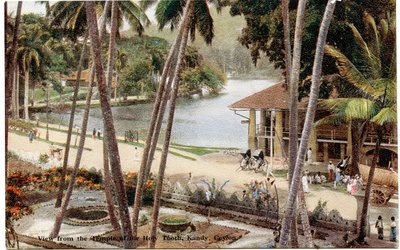 Uitzicht vanaf de Tempel van de Heilige Tand, Kandy, Ceylon, ca. 1900-20 (handgekleurde foto) door Ltd. Ceylon Plâté