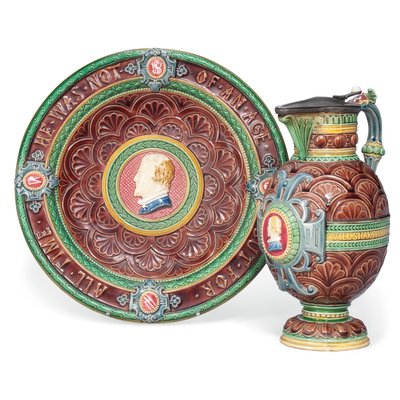 Een Minton majolica kan en standaard door Ltd Mintons