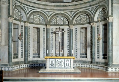 Marmeren apsis en terracotta crucifix door Luca Della Robbia