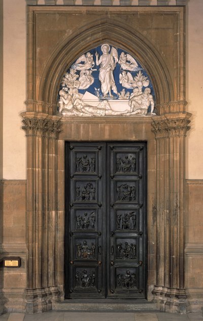 Geëmailleerd terracotta dat de opstanding voorstelt boven de noordelijke deur van de sacristie van de Kerk van Santa Maria del Fiore - 1442 door Luca Della Robbia