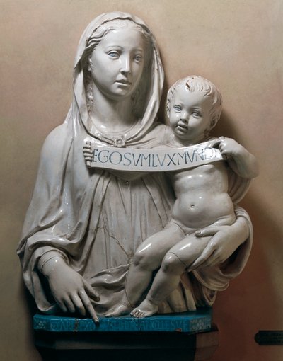 Heilige Maagd met de Verlosser als kind die een rol vasthoudt door Luca Della Robbia
