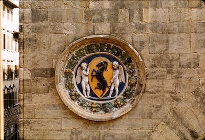 Stemma van het Mercanzia-gilde door Luca Della Robbia