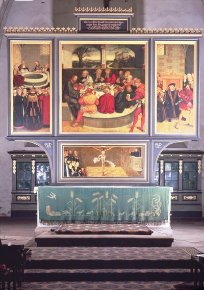 Altaar met een drieluik met: linker paneel, Philipp Melanchthon (1497-1560) voert een doop uit, bijgestaan door Martin Luther (1483-1546); middenpaneel, het Laatste Avondmaal met Luther onder de apostelen door Lucas Cranach the Elder