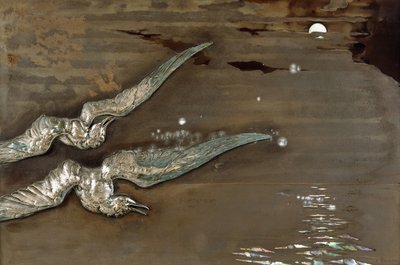 Een metalen lakpaneel met aangebrachte zilveren meeuwen door Lucien Gaillard
