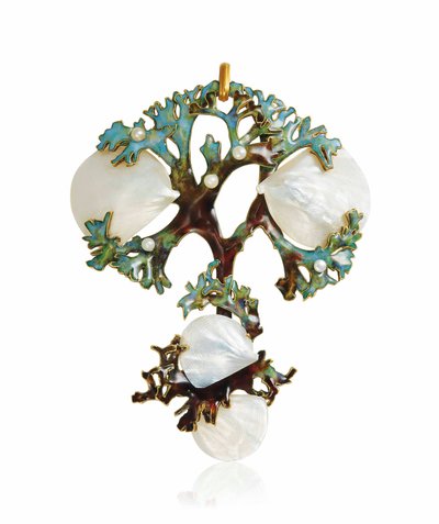 Een Art Nouveau hanger van parelmoer, email en zaadparels door Lucien Gaillard