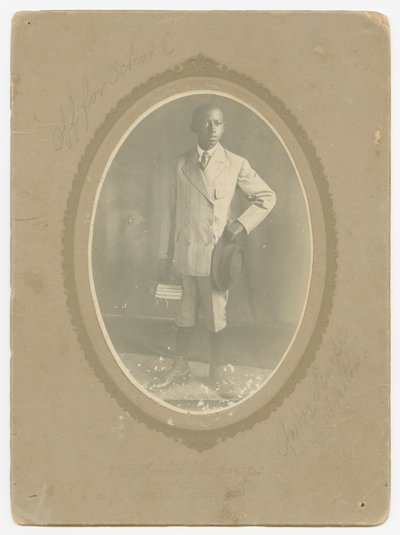 Foto van Amos Harper op weg naar school, ca. 1910 door Lucius Harper