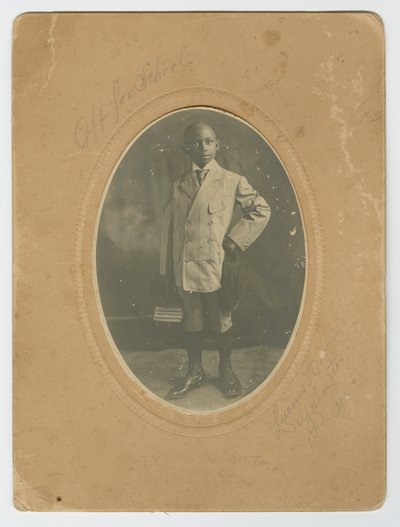Foto van Lucius Harper, Jr. op weg naar school, ca. 1910 door Lucius Harper