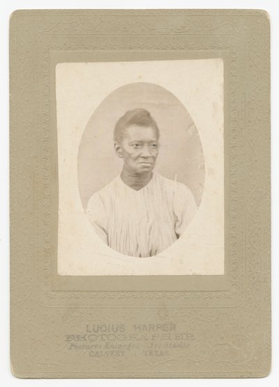 Foto van een vrouw door Lucius Harper