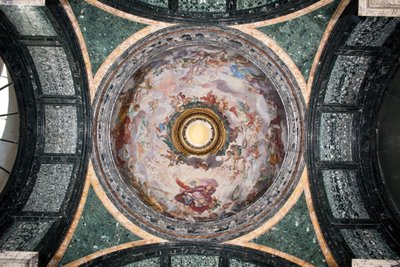 Zicht op de koepel van de Cybo-kapel, fresco gedecoreerd door Luigi Garzi (1638-1721) Rome, Basiliek van Santa Maria del Popolo, Cybo-kapel door Luigi Garzi