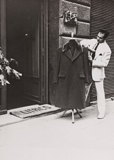 Angelo Litrico, stylist van Nikita Chroesjtsjov maar ook van John F. Kennedy, Juan Perón, Tito, Dwight D. Eisenhower, buiten zijn winkel in Rome door Luigi Leoni