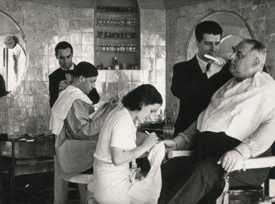 Kapperszaak en manicure door Luigi Leoni