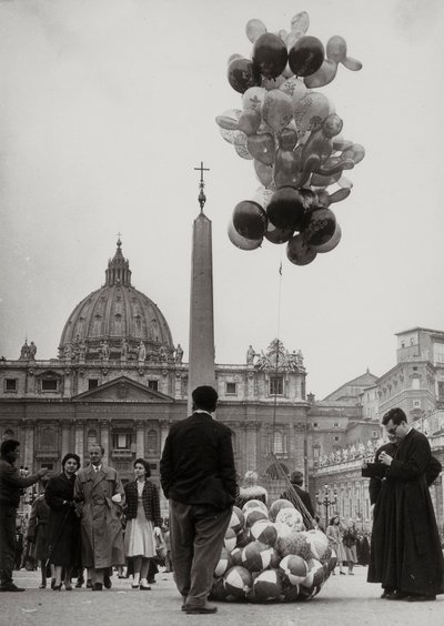 Verkoop van ballonnen voor de Sint-Pietersbasiliek in het Vaticaan door Luigi Leoni