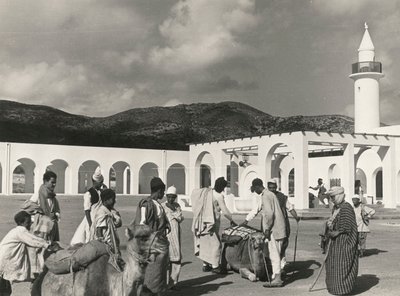 Stadsleven in het boerendorp Moslim El Fager Al Fajr of Dawn, Benghazi, Cyrenaica door Luigi Leoni