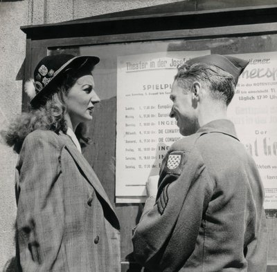 Soldaat met een jonge vrouw voor de poster van een Weens theater door Luigi Leoni