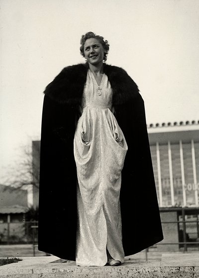 Model in avondjurk, een creatie van het modehuis "Graldi" door Luis Bogino