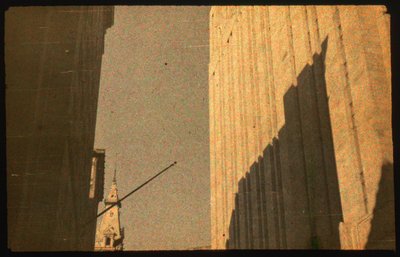 Kleurenfoto van stadsgebouwen met Autochrome Lumière en een 35mm camera door Luis Marden