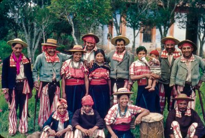 Guatemalteekse dorpelingen in traditionele kleding poseren voor groepsportret in Todos Santos door Luis Marden
