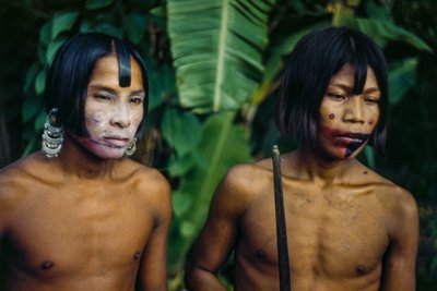 Mannen van de Emberá-stam, een inheems volk aan de rand van een jungle, Panama door Luis Marden