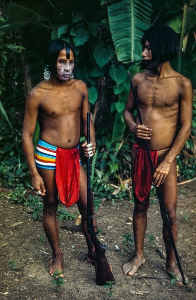 Mannen van de Emberá-stam, een inheems volk aan de rand van een jungle, Panama door Luis Marden