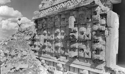 Reliëfgravure op Mayaanse monumentale ruïne, Yucatán-schiereiland. 1936 door Luis Marden