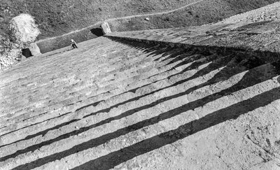 Trappen die omhoog gaan naar de Maya-monumentale ruïne, Chichen Itza-piramide. 1936 door Luis Marden