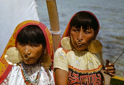Vrouwen met gouden neusringen van de Cuna-stam van Mulatas alias San Blas-eilanden peddelen en... door Luis Marden