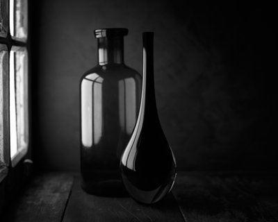 Elegante flessen in het licht van het raam door Luiz Laercio