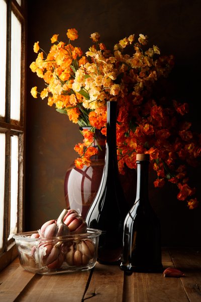 Rustieke knoflook en bloemen door Luiz Laercio