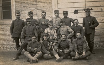 Album "Het GM R. Leger (Eerste Wereldoorlog)": soldaten van het 36e Infanterieregiment met twee trompetters door Lusvardi Lusvardi
