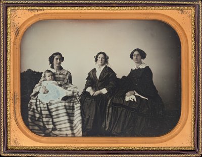 Portret van een moeder, kind en twee vrouwen door Luther Holman Hale