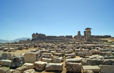 Uitzicht op de opgravingen vanaf de Agora, Xanthos, Turkije door Lycian