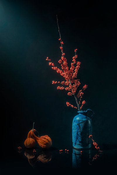 Herfstbessen in een blauwe vaas door Lydia Jacobs