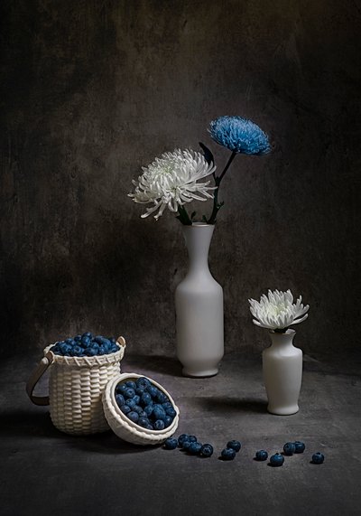 Bosbessen en witte bloemen door Lydia Jacobs