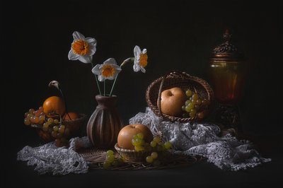 Stilleven met narcissen en fruit door Lydia Jacobs