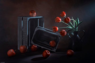 Donker bloemen- en fruitstilleven door Lydia Jacobs