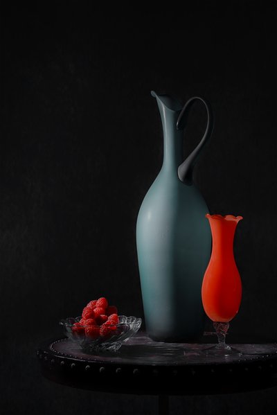 Elegante vazen en frambozen door Lydia Jacobs