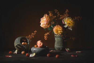 Stemmige rozen en fruit door Lydia Jacobs
