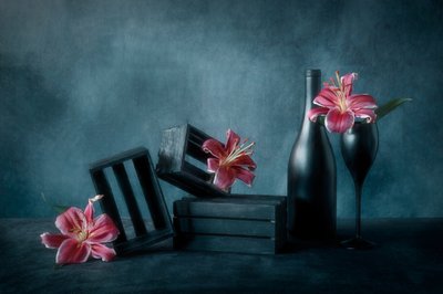 Moody Wine en lelies door Lydia Jacobs