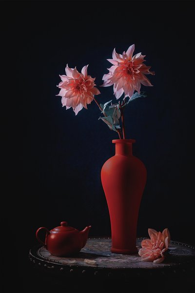 Roze dahlia’s in een rode vaas door Lydia Jacobs
